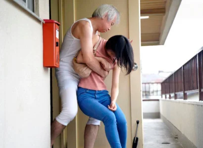 Cô vợ trẻ mới cưới bị bố chồng già cưỡng hiếp