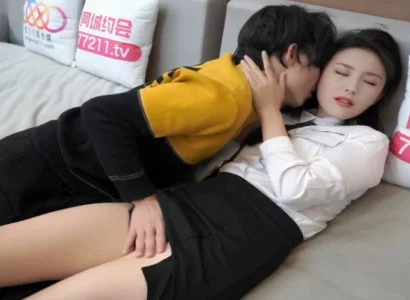 Cô thư ký trẻ bí mật nện với sếp vì tiền