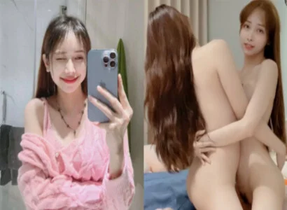 Cặp đôi bạn thân là Lâm Thái Vy và bạn của cô ấy móc bím nhau ngay trong khi phát trực tiếp