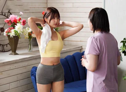 Cô gái trẻ đẹp đi tập yoga và bị bất ngờ chén