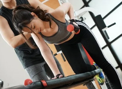Họ chén nhau ngấu nghiến